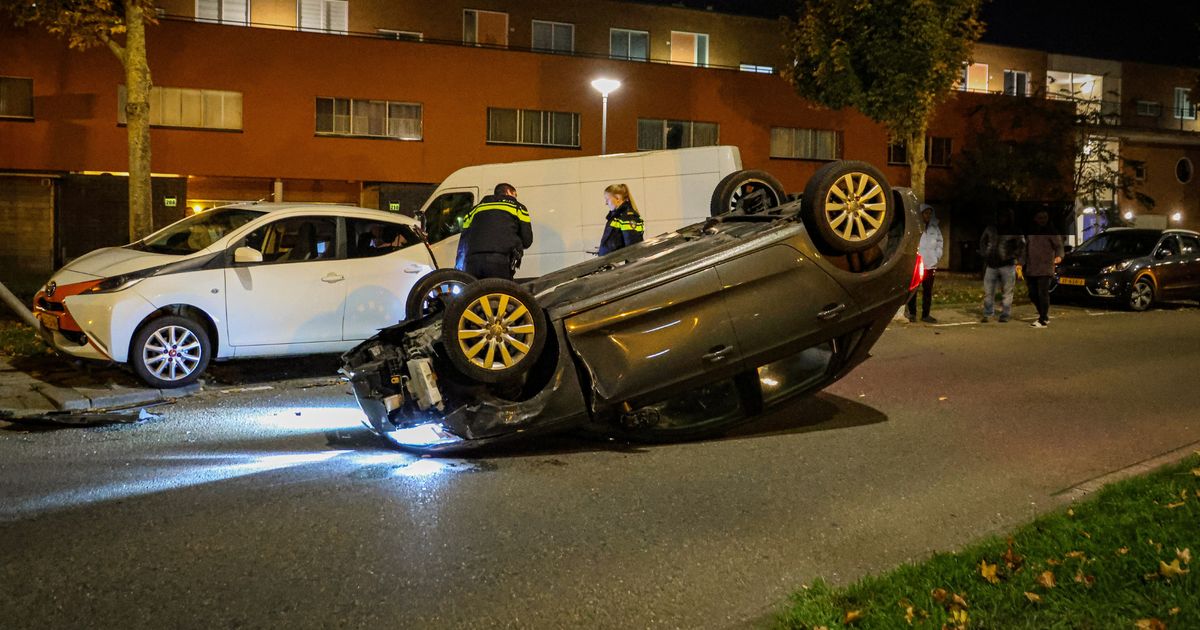 Automobiliste vliegt uit bocht en slaat over de kop - Rijnmond