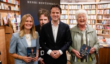 CDA-lid uit Bergschenhoek krijg eerste boek Bontenbal - Adverteren Lansingerland | De Heraut