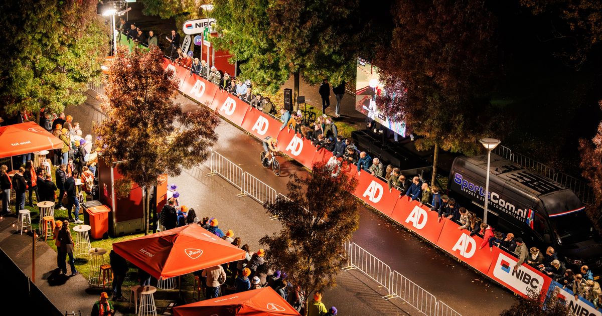 Honderden fans juichen voor wereldberoemde wielrenners, Brit wint tijdrit door Zuiderpark - Omroep West