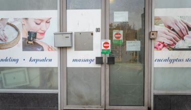 Gewonde in 'zorgelijke toestand' door brand in flatwoning | Man gewond door steekpartij - Rijnmond