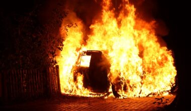 Mercedes-Maybach ter waarde van ruim 350.000 euro gaat volledig in vlammen op - RTV Oost