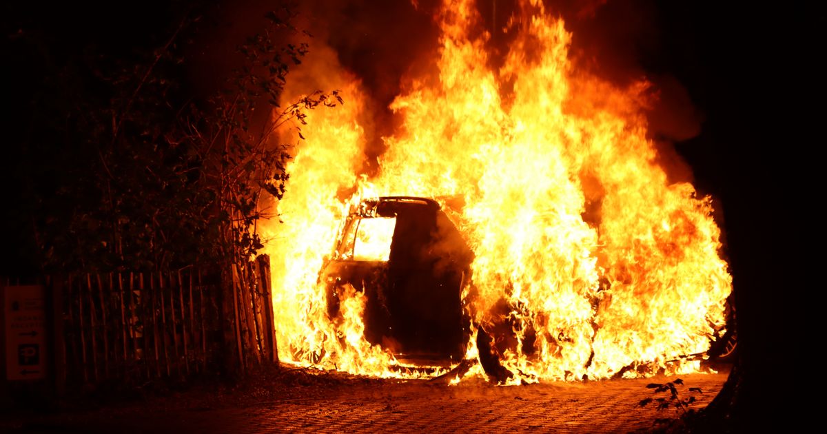 Mercedes-Maybach ter waarde van ruim 350.000 euro gaat volledig in vlammen op - RTV Oost