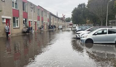 Straat onder water en auto weggezakt door gesprongen leiding - Omroep West