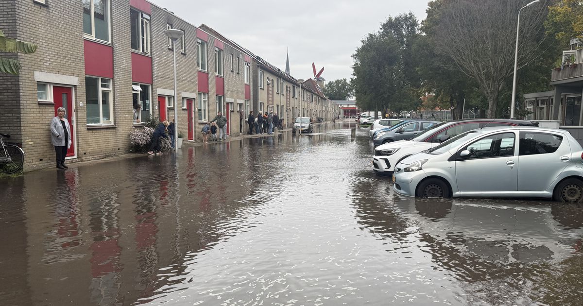 Straat onder water en auto weggezakt door gesprongen leiding - Omroep West