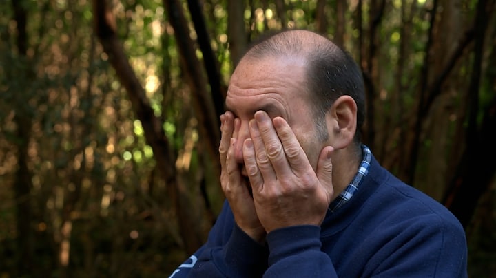 Imker Harold in tranen om half miljoen dode bijen: 'Raakt me heel erg' - RTL.nl