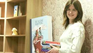 Femke (27) start boekenwinkel in Franeker: "Lezen in lift door social media"