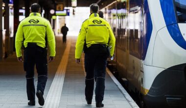 Veiligheid & Service-medewerkers van de NS aan het werk