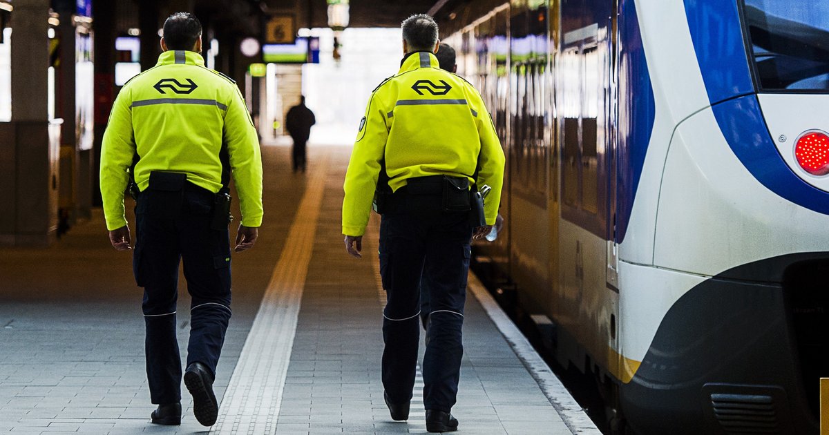 Veiligheid & Service-medewerkers van de NS aan het werk