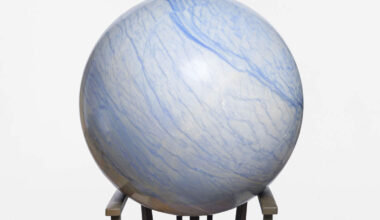 Kunstenares Alicja Kwade zet als een illusioniste elke zaal in M Leuven grondig naar haar hand ★★★★★