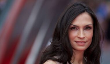 Famke Janssen geniet van Hollandse mentaliteit op set Amsterdam Empire: 'Meer gezelligheid'