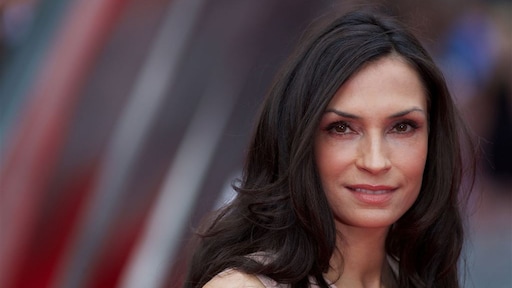 Famke Janssen geniet van Hollandse mentaliteit op set Amsterdam Empire: 'Meer gezelligheid'