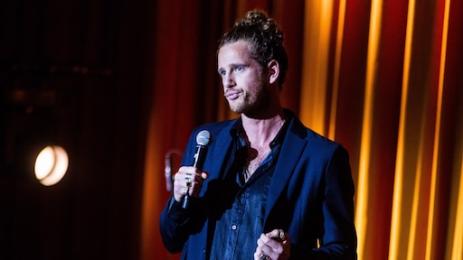 Cabaretier Patrick Laureij vraagt vrouw met hulphond zaal te verlaten: 'Bracht me van m'n stuk' - RTL.nl