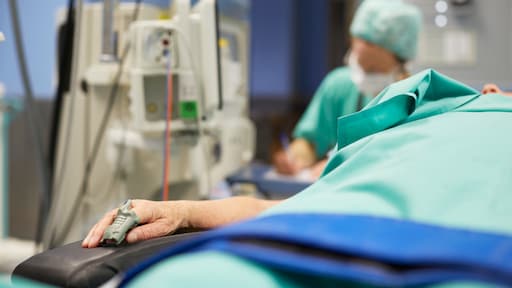 'Geneeskundestudenten doen soms zonder toestemming inwendig onderzoek bij patiënt onder narcose'