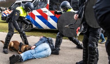 Politie weet wie tweede verdachte rellen Malieveld is na tonen beelden
