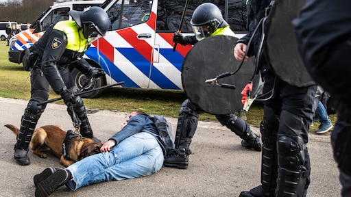 Politie weet wie tweede verdachte rellen Malieveld is na tonen beelden