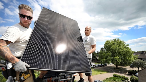 Bij deze leveranciers moeten zonnepaneeleigenaren straks betalen voor teruglevering