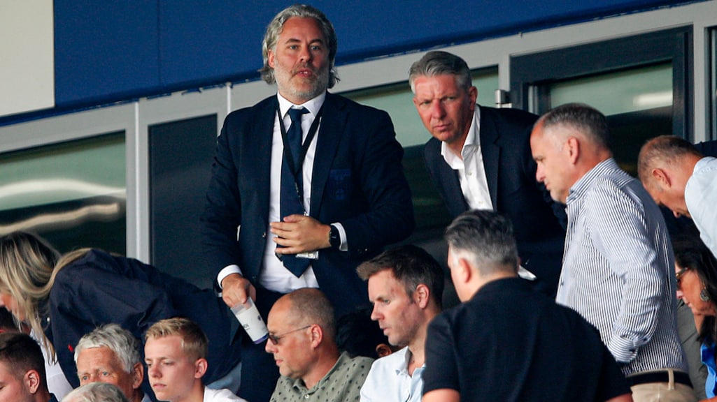 Xander Czaikowski (links, staand) spreekt over een weeffout in de organisatiestructuur.