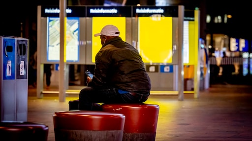 Geen treinen en amper bussen tussen Den Bosch en Utrecht: 'Stel je reis uit'