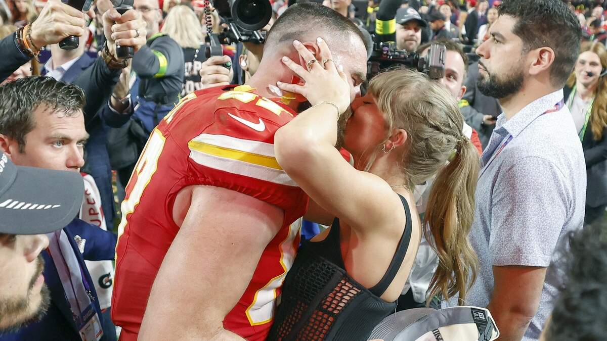 Travis Kelce is dolblij met Taylor Swift, ook als ze liedjes schrijft over zijn edele delen.