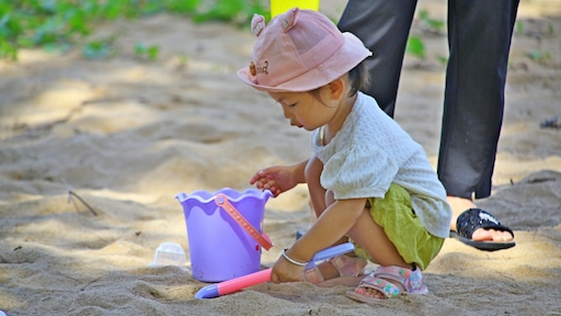 Geboortecijfers dalen wereldwijd: China gaat ouders betalen, ook Europa worstelt