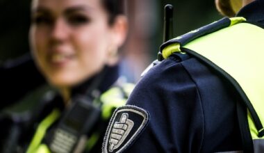 NS-boa's mogen wapenstok dragen, beschermen tegen agressie en bedreiging