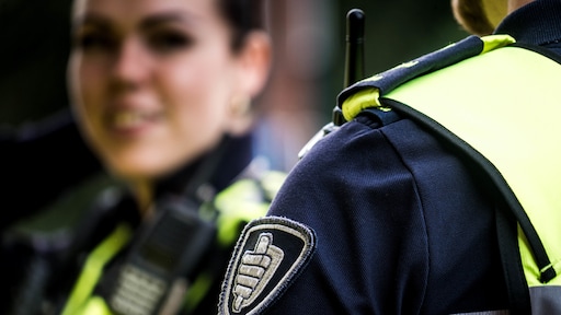 NS-boa's mogen wapenstok dragen, beschermen tegen agressie en bedreiging