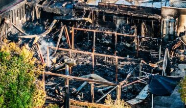 Partycentrum Ridderkerk volledig in de as, politie zoekt vluchtende man - RTL.nl