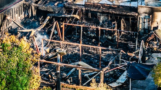 Partycentrum Ridderkerk volledig in de as, politie zoekt vluchtende man - RTL.nl