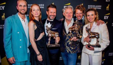 De cast en crew van de film Voor de meisjes, die de grote winnaar was van de Gouden Kalf-uitreiking.