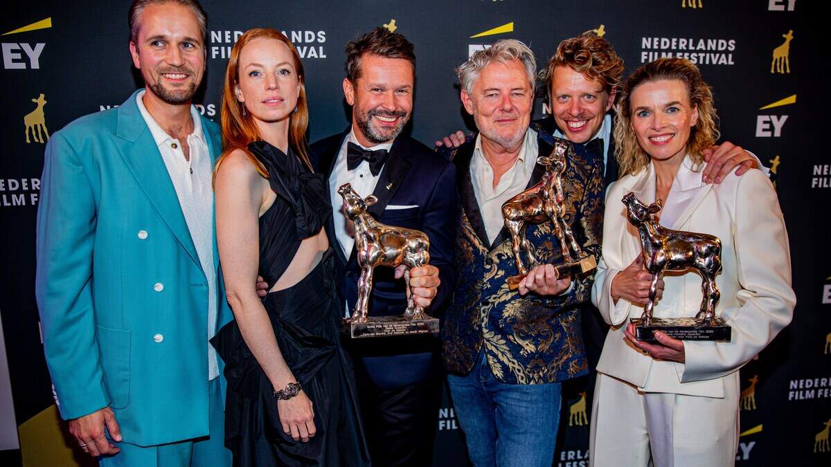 De cast en crew van de film Voor de meisjes, die de grote winnaar was van de Gouden Kalf-uitreiking.