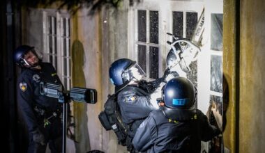 Politie ontruimt gekraakte villa van 'Krottenkoning' in Wassenaar, 25 mensen gearresteerd