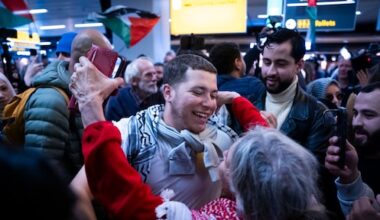Eerste Nederlandse activisten Gazavloot op Schiphol, anderen vrijgelaten
