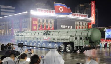 Noord-Korea showt 'meest krachtige nucleaire raket' bij parade