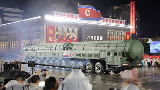 Noord-Korea showt 'meest krachtige nucleaire raket' bij parade
