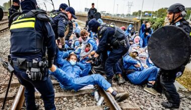 Demonstranten blokkeren spoor in haven van Rotterdam, politie grijpt in