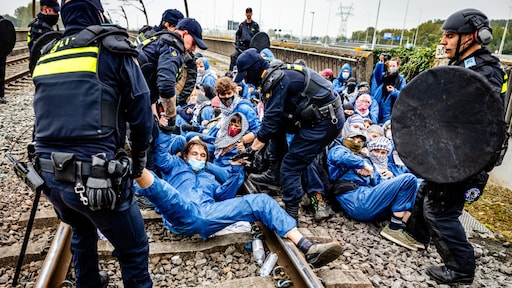 Demonstranten blokkeren spoor in haven van Rotterdam, politie grijpt in
