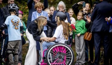 Koningin Máxima schiet meisje te hulp na val op skatebaan: 'Zoiets doe je als moeder' - RTL.nl