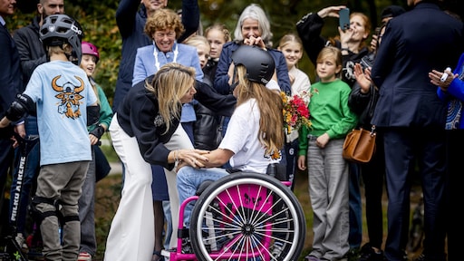 Koningin Máxima schiet meisje te hulp na val op skatebaan: 'Zoiets doe je als moeder' - RTL.nl