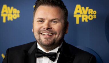 Nieuws van de Dag-presentator Thomas van Groningen wint Televizier-Ring Talent