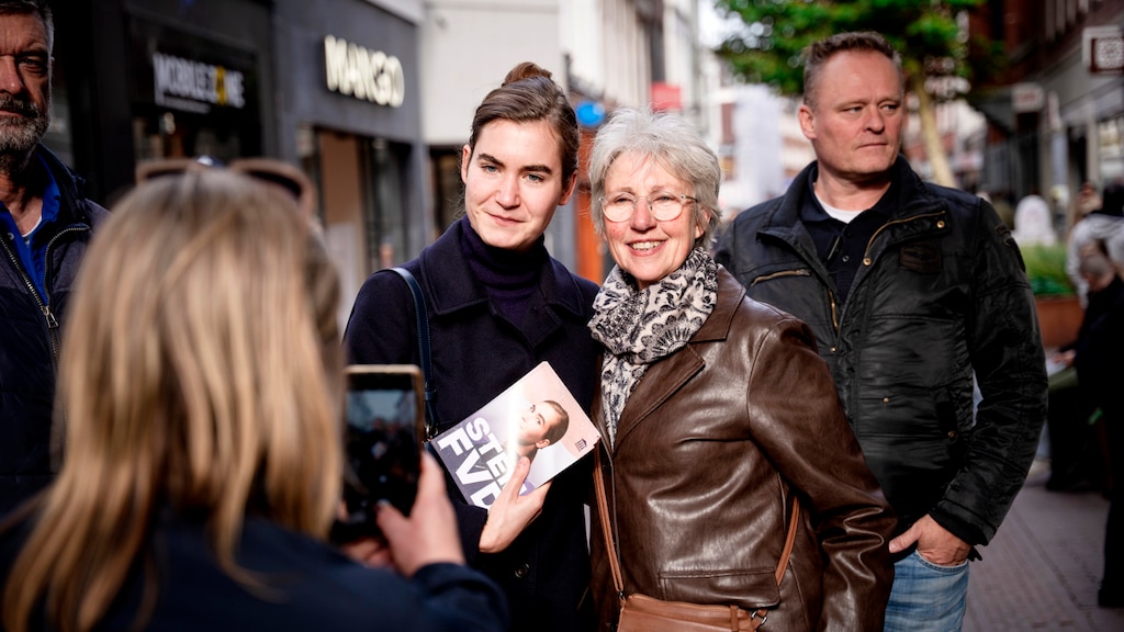 FvD-lijsttrekker Lidewij de Vos tijdens het flyeren.