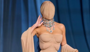 Kim Kardashian pakt uit met opvallende maskerlook bij Oscarmuseumgala - RTL.nl