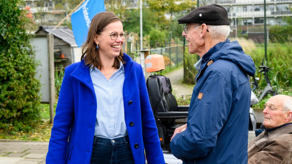 Mirjam Bikker van ChristenUnie voert gesprekken op straat.