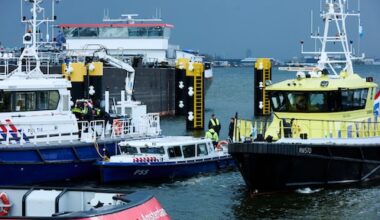 Zoektocht naar vermisten na aanvaring in haven Amsterdam hervat