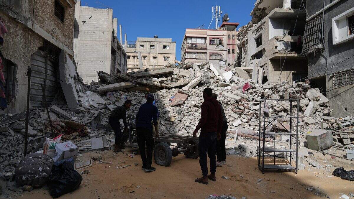 Israël blijft aanvallen uitvoeren in de buurt van Khan Younis. Dat melden Al Jazeera en het Palestijnse persbureau Wafa.