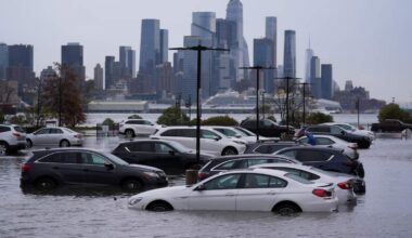 Door zware regenval zijn er overstromingen in New York.
