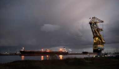 Twee vermisten na botsing tussen schip en boot in Amsterdam - RTL.nl
