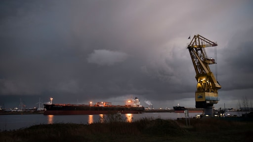 Twee vermisten na botsing tussen schip en boot in Amsterdam - RTL.nl