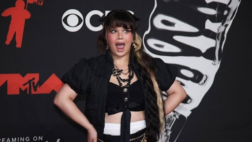 Lola Young naar de rechter vanwege problemen met producer over schrijfrechten