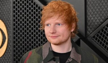 Ed Sheeran schittert op Barça-shirt met albumnaam Play