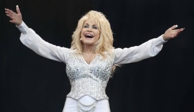 Manager Dolly Parton stelt fans gerust na zorgen om gezondheid: 'Uit verband gerukt'